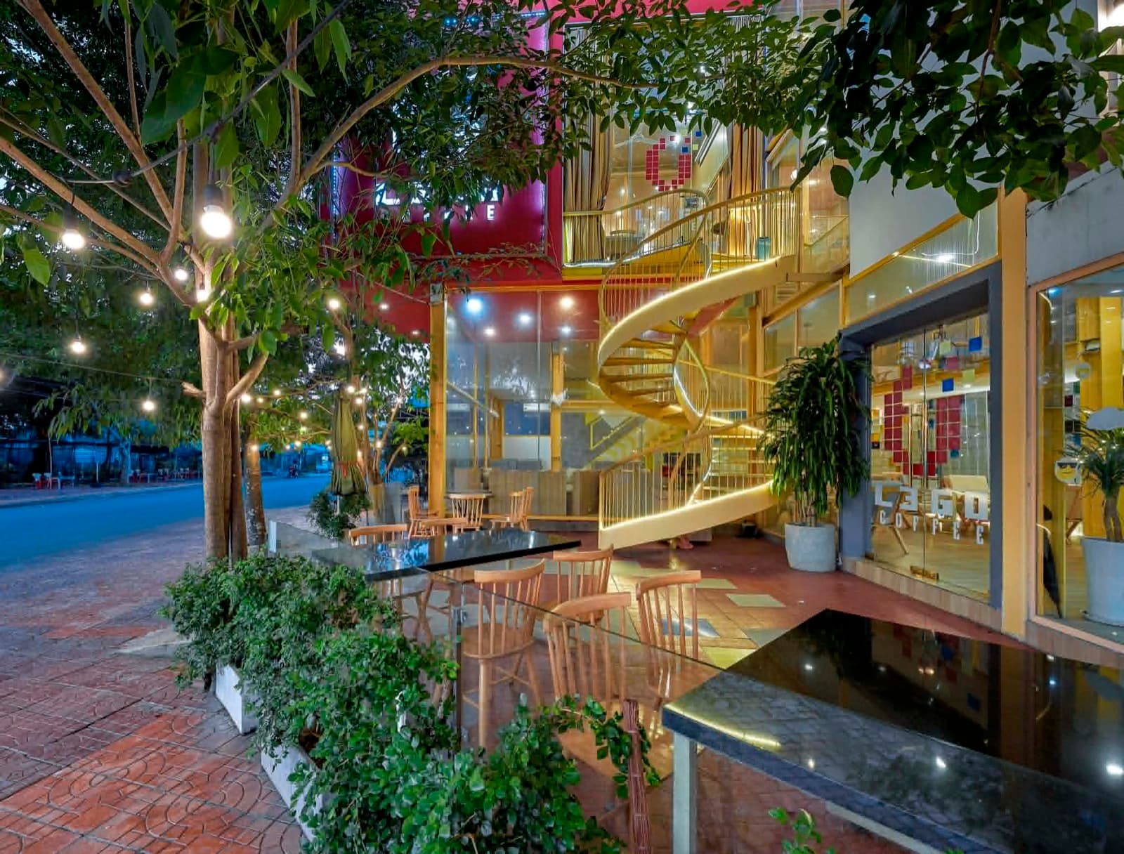 L3GO Coffee nhìn từ đường Trần Bạch Đằng vào buổi tối